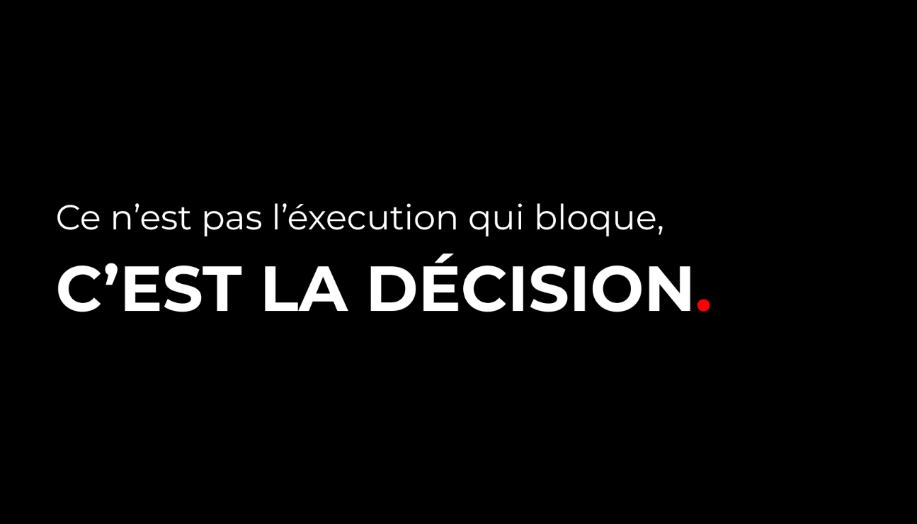 Stratégie de marque et direction éditoriale — VISUELROUGE Texte sur fond noir : "Ce n'est pas l'exécution qui bloque. C'EST LA DÉCISION."