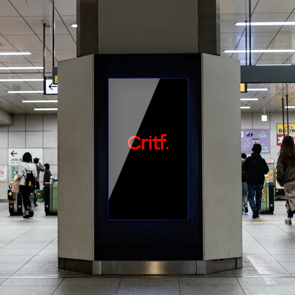 Stratégie de marque et direction éditoriale — VISUELROUGE Panneau de publicité noir avec le mot "Critf." en rouge, situé dans une station de métro.